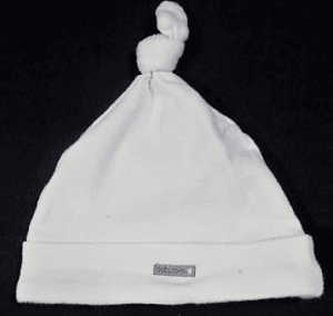 Babymutsje wit met knoop 37 cm omvang