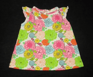 Fleurig en vrolijk baby jurkje met grote gekleurde bloemen maatje 62