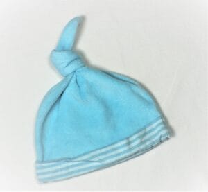 Baby muts blauw met knoopje 38 cm omvang