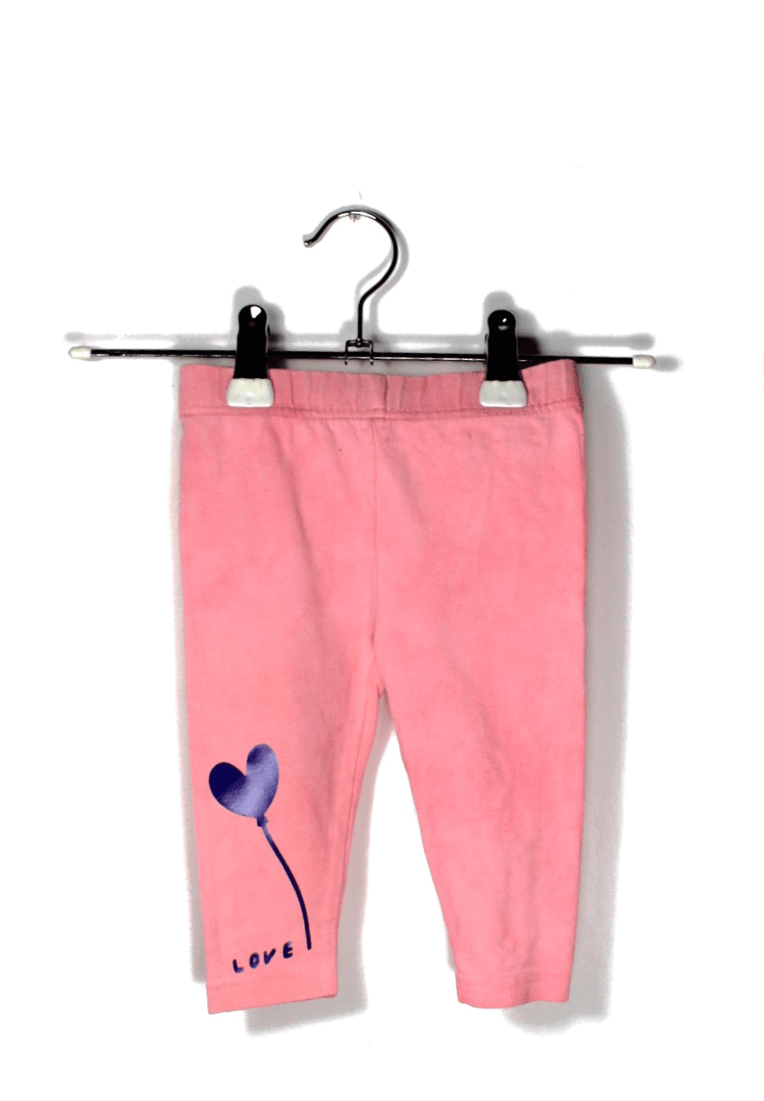 Roze baby legging met een paars hartjesballon maatje 68