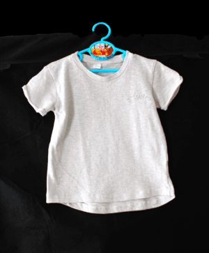 Shirtje met all over glitterdraad met tekst: Love maat 122/128