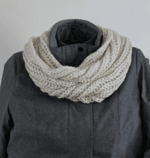 Gebreide colsjaal wit met glitterdraad en pailletten 80 X 40 cm