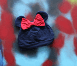 C&A babymutsje Disney baby blauw met rode strik en oortjes maatje 68