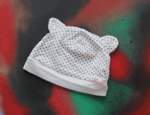H&M babymutsje wit met zwarte dots, roze strikje en oortjes maatje 62