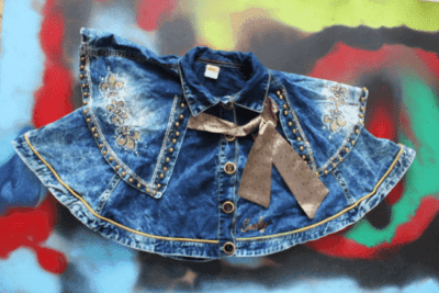 Sealy kids korte cape van spijkerstof en heel veel bling bling maat 140