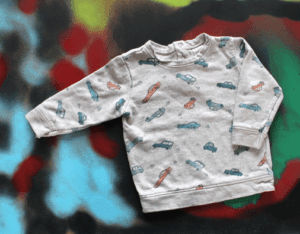 H&M sweater grijs met all over patroon auto´s maat 80