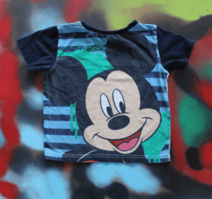 Tweedehands shirtje met Mickey Mouse en op de rugzijde Goofy maat 110/116