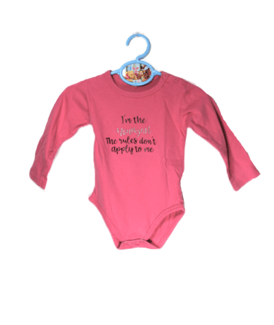 Zeeman rompertje donkerroze met grappige tekst: I´m the youngest. The rules don´t ..... maatje 74