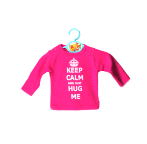 Petit Villain donkerroze shirtje met tekst: Keep calm and just hug me maatje 68