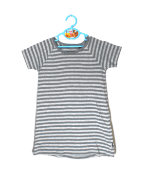 Jako-O jurkje grijs gestreept met korte raglan mouwtjes maatje 104