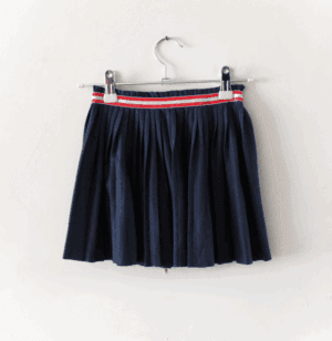 JBC sportief plissé rokje donkerblauw met rood en wit tailleband maat 110